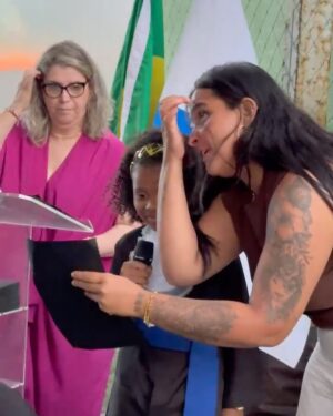 Rebecca Instagram - Hoje celebramos a primeira de muitas conquistas! 🎓Um  passo gigante para uma vida cheia de aprendizados! 🚀💫
✨ Parabéns, minha pequena formanda!