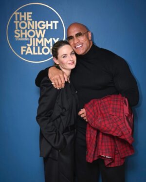 Rebecca Ferguson Instagram - A Rock, a pet fish Sven and then there was a Fallon! What an evening. #fallontonight #silo

Hair: @jillianhalouska 
Stylist: @tomeerebout 
Makeup: @tyronmachhausen 
Photo: @toddowyoung