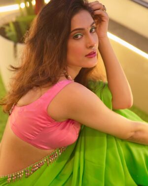 Reena Aggarwal Instagram - Mera dil bhi kitna pagal hai 💚
📸: @pixelpassionfotography 
.
.
.
.
.
.
.
.
.
.
.
.
.
.
.
.
.
.
.
.
.
.
.
.
.
.
.
.
.
.
.
.
.
.
.
.
.
.
.
.
.
.
.
.
.
.
.
.
.
.
.
.
.
.
.
.
.
#saree #sareelove #ootd #indianlook #festivevibes #portraitphotography #photoshoot #portrait #sareestyle #styleinspiration #indianwear