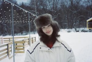 Regina Burd Instagram - Наскрести бы к Рождеству,
чайной ложкой с неба,
Человечность, доброту
и немного снега.🕊️