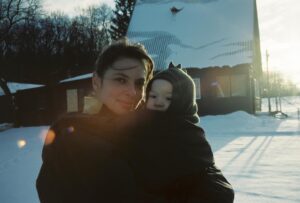 Regina Burd Instagram - Наскрести бы к Рождеству,
чайной ложкой с неба,
Человечность, доброту
и немного снега.🕊️