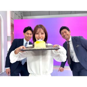 Reimi Tsutsumi Instagram - ⭐️

11月23日に１つ歳を重ねました！
子供の頃はあんなにワクワクしていた誕生日も、大人になると普段と変わらない1日。。

だと思っていましたが、家族をはじめ沢山の番組スタッフさんや友人達にお祝いしていただき、とても心が温かくなると共に沢山の幸せを感じたのでありました。🎂☺️
.
#31歳の堤もよろしくお願いします！✨
# 毎日笑顔で過ごせますように！💫