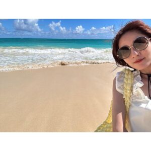 Reimi Tsutsumi Instagram - ☀️
夏休みをいただきまして、家族時間で心身共にリフレッシュして参りました！
今週からまたよろしくお願いいたします！✨
.
#加工無しでこの色なのです
#海も空も広かった
#この後波により白いワンピースが茶色に染まりました😊