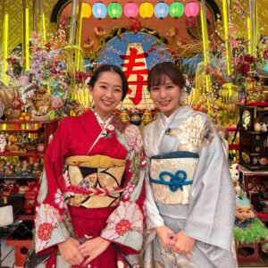 Reimi Tsutsumi Instagram - 🗻
皆さま、今年もどうぞよろしくお願いいたします！✨🎍

たくさん笑って、たくさん人の温かさを感じられて、たくさん幸せを感じられる一年になりますように…。✨

2025年もよろしくお願いいたします！💫

.
#爆笑ヒットパレード
#1人でも多くの方に笑顔になっていただきたい！という気持ちで８時間放送いたしました！
#帯もせっかく綺麗に仕上げていただいたので👘
#朝6時にお雑煮や肉まんで腹ごしらえ
#小室瑛莉子　アナと一緒に食べました🤤
#そしてそして
#スタジオのセットにいた
#カマを持ったイタチ
#皆さん気づきましたか？☺️