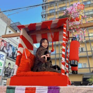 Rena Matsui Instagram - 本日は大阪・今宮戎神社の『十日えびす』宝恵かご行列に『おむすび』の出演者として参加させていただきました。
大阪・ミナミの街中をかごに揺られて行く時間は時折雪がちらつくこともありましたが、きてくださった沿道の方々からの声援に心があたたまりました。
来てくださった皆さん、声をかけてくださった地元の皆さん、本当にありがとうございました！

来週あたりからのチャンミカに少しずつ変化が生まれるのですが、そんな彼女の姿をあたたかく見守っていただければと思います。
本日みなさんからいただいた声援と、行列に参加していただいた福を、ドラマやこれからの活動で幸せと笑顔でお返しできるようハツラツとしお芝居に取り組んでいければと思います！