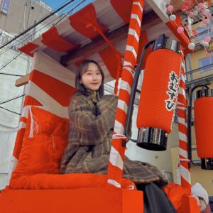 Rena Matsui Instagram - 本日は大阪・今宮戎神社の『十日えびす』宝恵かご行列に『おむすび』の出演者として参加させていただきました。
大阪・ミナミの街中をかごに揺られて行く時間は時折雪がちらつくこともありましたが、きてくださった沿道の方々からの声援に心があたたまりました。
来てくださった皆さん、声をかけてくださった地元の皆さん、本当にありがとうございました！

来週あたりからのチャンミカに少しずつ変化が生まれるのですが、そんな彼女の姿をあたたかく見守っていただければと思います。
本日みなさんからいただいた声援と、行列に参加していただいた福を、ドラマやこれからの活動で幸せと笑顔でお返しできるようハツラツとしお芝居に取り組んでいければと思います！