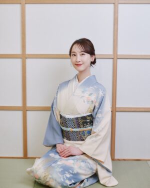 Rena Matsui Instagram - ファンクラブにてお正月のイベントが開催しています！
撮り下ろしのお着物写真やグッズがありますよー！
今から入会しても参加できますのでぜひ✨

今年の仕事初めは書き物から。
頑張りますー！