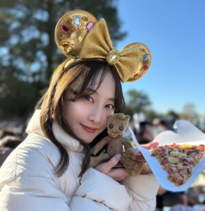 Rena Matsui Instagram - パークに行って食べたくなるのはベーコンとパイナップルのピザ！
ベーコンの塩気と、パイナップルの程よい甘さと酸味がたまらない美味しさ✨
