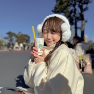 Rena Matsui Instagram - パレードルートでスイーツドリンクタイム🍹💓
(2枚目はあいにゃんお気に入りのショット)