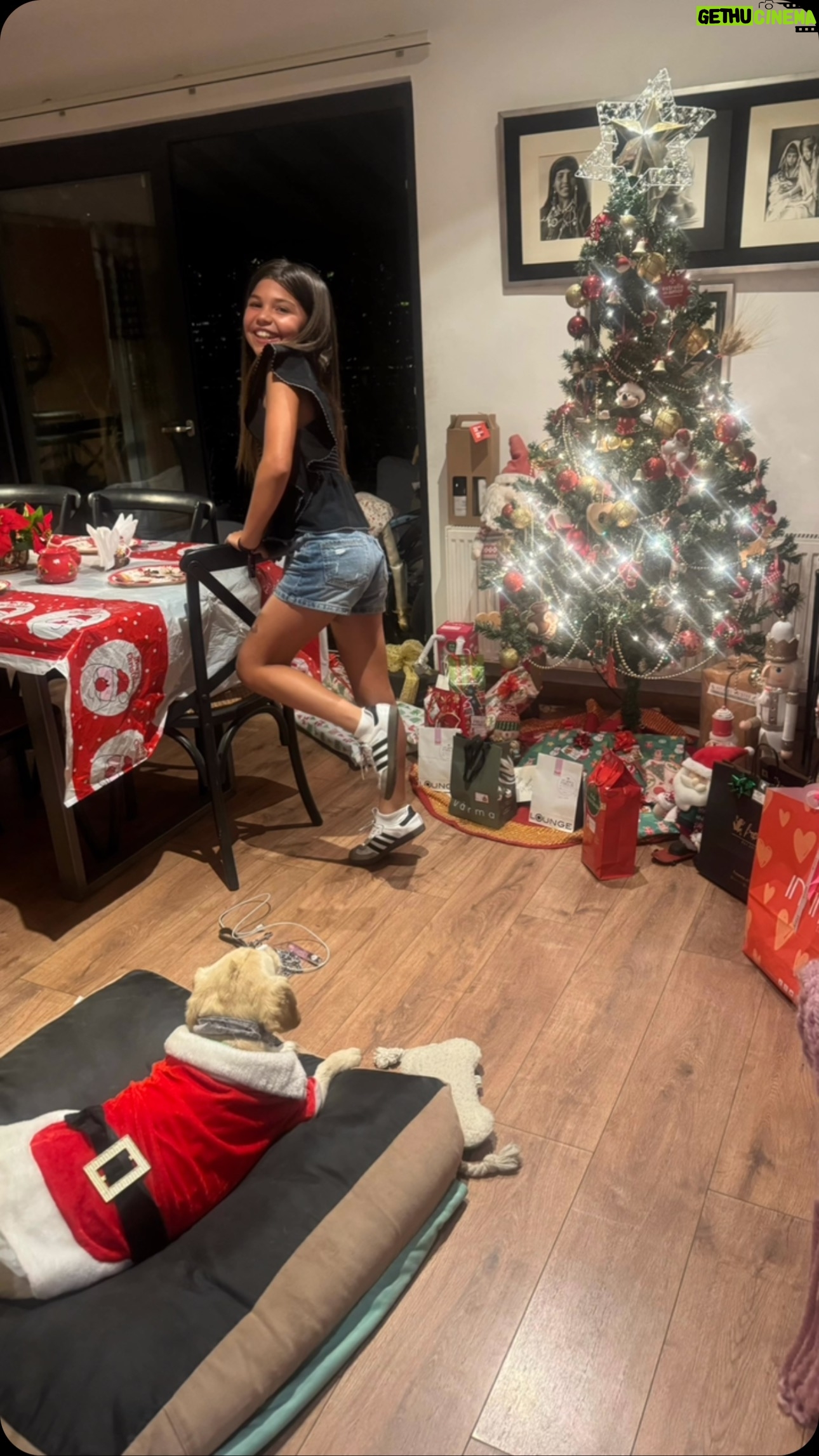 Renata Bravo - 1.4K Likes - Que linda es la ilusión de los.niños en la navidad!!!!! Me vienen tantos recuerdo de mi hermosa infancia…… Me acuerdo un año que me regalaron unos zapatos de charol y dormí con ellos en el velador , lo único que quería era que fuera la mañana para usarlos , me encantaría que los recuerdos de mis hijas de su infancia , tbn sean buenos …… ! Así sea 🙌 feliz navidad para todos ! 🎄🌲🎅🤶 Uds que recuerdos tienen ?