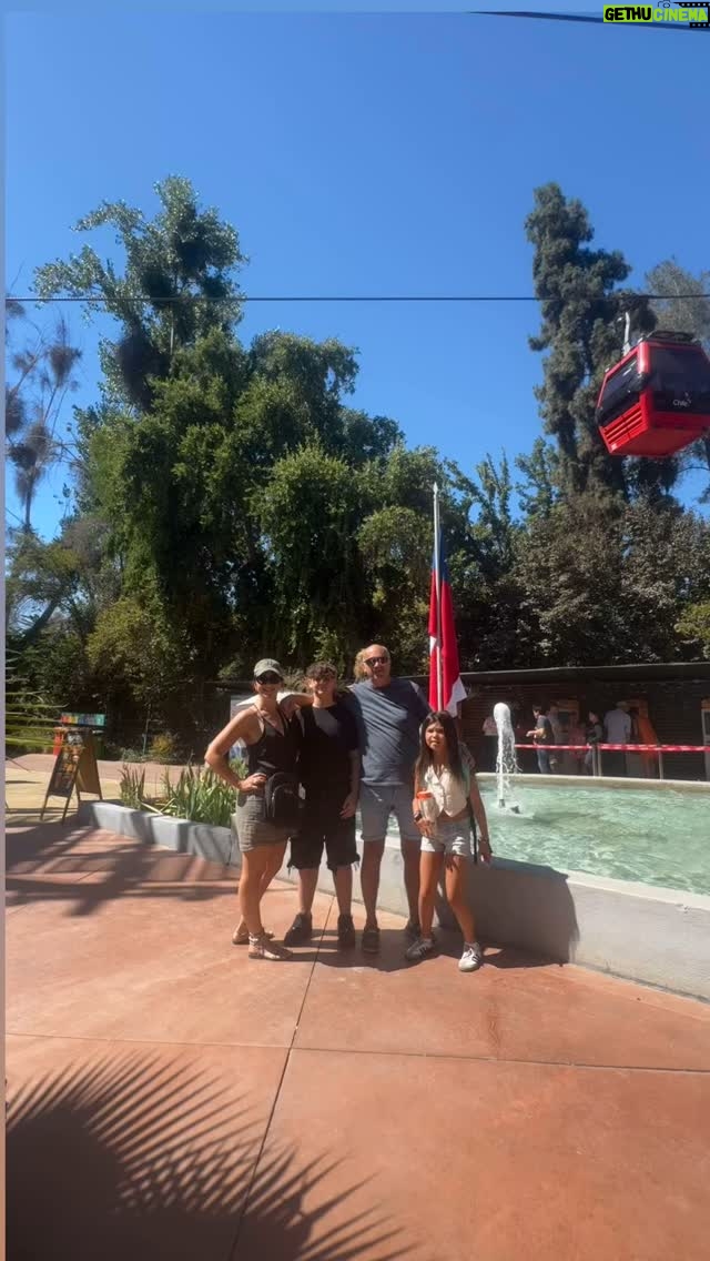 Renata Bravo - 1.1K Likes - Me pasé pa buena anfitriona! He paseado a mi familia de España por varios lugares de Santiago , y un imperdible era ir al #cerrosancristobal está bello! Realmente un orgullo de lugar en nuestra ciudad , anduvimos en teleférico, funicular, recorrimos algunos imperdibles , hay de todo y muy preparado para recibir a los turistas! Gracias @achavezonline por el dato y a @turistikchile por la invitación #cerrosancristobalsantiago #turismo #deporte #vidaalairelibre