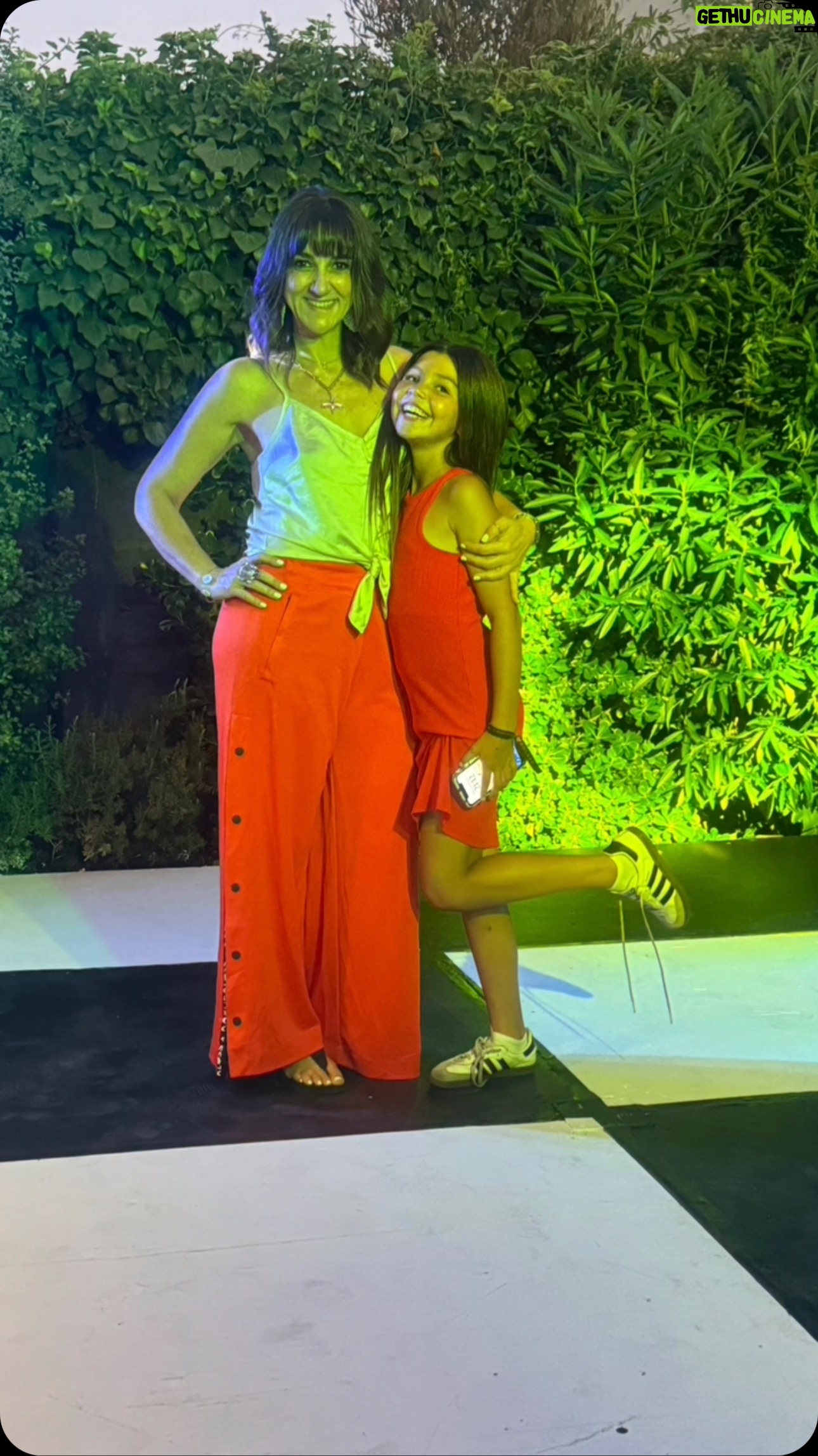 Renata Bravo - 1.8K Likes - Les deseo de todo ❤️ que tengan un excelente 2025 y que lo mejor en sus vidas esté recién por venir ! Que no nos falte nunca risas, baile, amigos, familia, afectos! Yo fui muy feliz esta noche , hace muchos años que no lo pasaba con alguien de mi familia, disfruté como una niña!!!!!!! Se nota ? 🤪