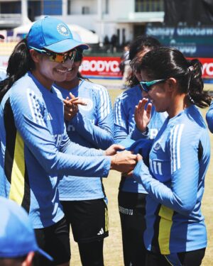 Renuka Singh Instagram - Tanuja Kanwar receives her debut cap from Renuka Singh in Dambulla 🧢

#INDvUAE | 📷: @asiancricketcouncil