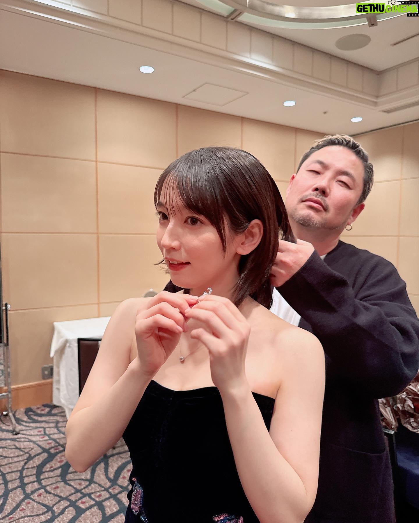 Riho Yoshioka - 177.2K Likes - 2024年もあと少し。
今年も沢山お世話になりました。
あたたかい応援の言葉、作品を見て下さった時間、
全部パワーになってこちらに届いています。
毎年思いますがやっぱり感謝しかありません。
ありがとうございます。
個人的な気持ちとしては、
年始から色々とあったこともあり
忘れたくない瞬間や手放しちゃいけない感覚みたいなものにピントがしっかりと合うような1年でした。
中でも正体チームと出会えた事は自分の人生においても大事な分岐点でこれからも立ち返りたい場所になるんだろうなと思いました。
冬から御上先生の撮影が始まってまた新しい風が吹いています!
2025年はより確かな歩みを見せていきたいなと思っています。ぜひついて来て下さい!
先ずは今年、皆様お疲れ様でした❤︎
良い新年を迎えられますように。
そしてメイクのぴーちゃん、宣伝等大変な現場でのフル稼働寄り添ってくれてありがとう❤︎ @nobusawahitoshi
吉岡里帆
#報知映画賞
dress @giorgioarmani
earcuff @tomokokodera_official
necklace @kashikeybrowndiamond