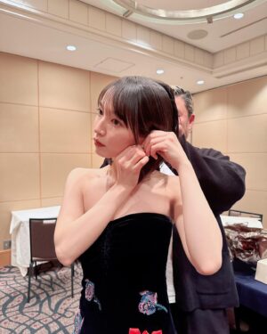 Riho Yoshioka Instagram - 2024年もあと少し。
今年も沢山お世話になりました。
あたたかい応援の言葉、作品を見て下さった時間、
全部パワーになってこちらに届いています。
毎年思いますがやっぱり感謝しかありません。
ありがとうございます。

個人的な気持ちとしては、
年始から色々とあったこともあり
忘れたくない瞬間や手放しちゃいけない感覚みたいなものにピントがしっかりと合うような1年でした。
中でも正体チームと出会えた事は自分の人生においても大事な分岐点でこれからも立ち返りたい場所になるんだろうなと思いました。
冬から御上先生の撮影が始まってまた新しい風が吹いています！

2025年はより確かな歩みを見せていきたいなと思っています。ぜひついて来て下さい！

先ずは今年、皆様お疲れ様でした❤︎
良い新年を迎えられますように。

そしてメイクのぴーちゃん、宣伝等大変な現場でのフル稼働寄り添ってくれてありがとう❤︎ @nobusawahitoshi 

吉岡里帆

#報知映画賞 

dress @giorgioarmani
earcuff @tomokokodera_official
necklace @kashikeybrowndiamond