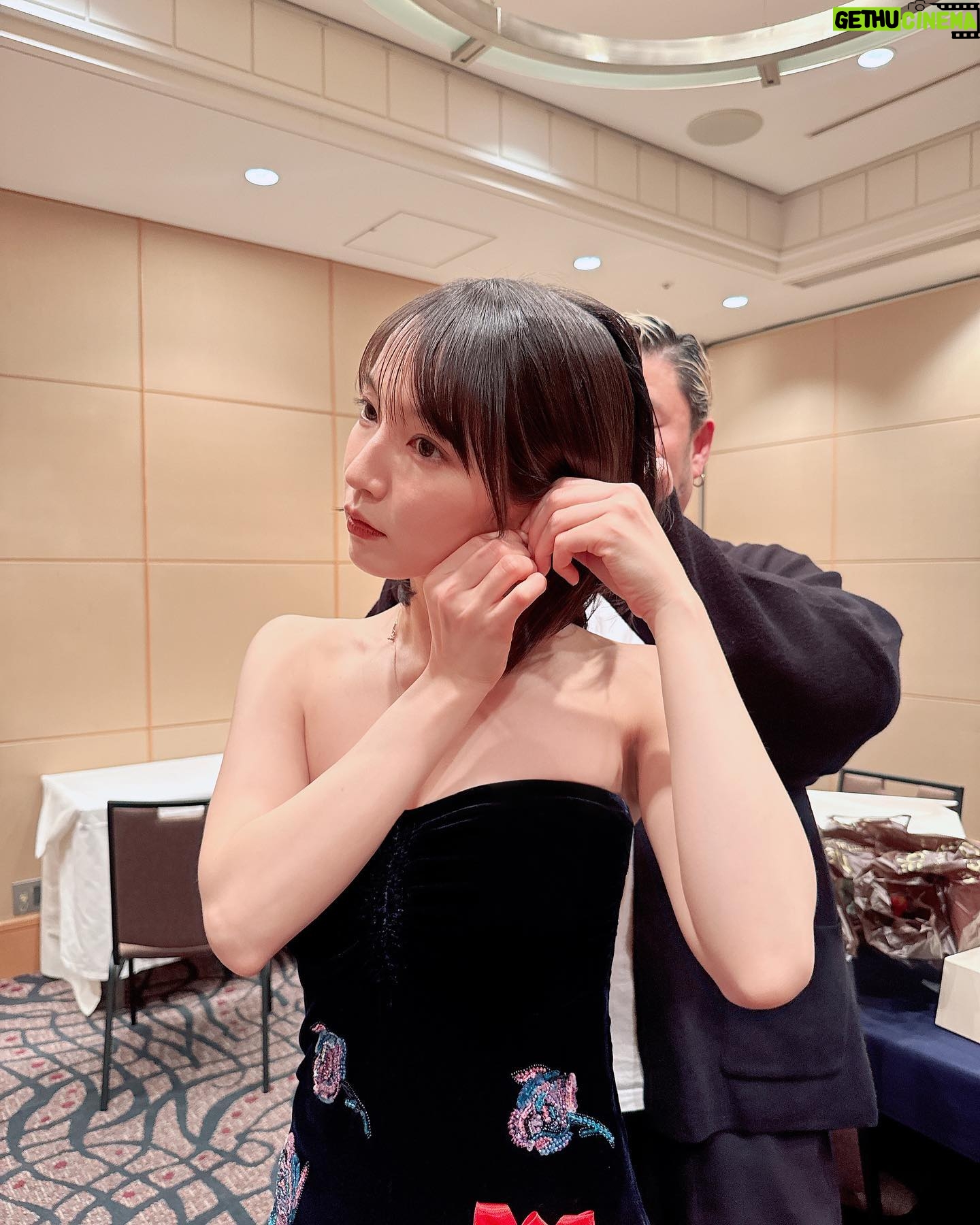 Riho Yoshioka - 177.2K Likes - 2024年もあと少し。
今年も沢山お世話になりました。
あたたかい応援の言葉、作品を見て下さった時間、
全部パワーになってこちらに届いています。
毎年思いますがやっぱり感謝しかありません。
ありがとうございます。
個人的な気持ちとしては、
年始から色々とあったこともあり
忘れたくない瞬間や手放しちゃいけない感覚みたいなものにピントがしっかりと合うような1年でした。
中でも正体チームと出会えた事は自分の人生においても大事な分岐点でこれからも立ち返りたい場所になるんだろうなと思いました。
冬から御上先生の撮影が始まってまた新しい風が吹いています!
2025年はより確かな歩みを見せていきたいなと思っています。ぜひついて来て下さい!
先ずは今年、皆様お疲れ様でした❤︎
良い新年を迎えられますように。
そしてメイクのぴーちゃん、宣伝等大変な現場でのフル稼働寄り添ってくれてありがとう❤︎ @nobusawahitoshi
吉岡里帆
#報知映画賞
dress @giorgioarmani
earcuff @tomokokodera_official
necklace @kashikeybrowndiamond