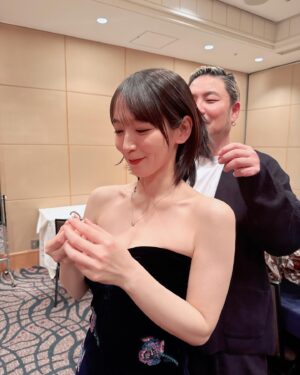 Riho Yoshioka Instagram - 2024年もあと少し。
今年も沢山お世話になりました。
あたたかい応援の言葉、作品を見て下さった時間、
全部パワーになってこちらに届いています。
毎年思いますがやっぱり感謝しかありません。
ありがとうございます。

個人的な気持ちとしては、
年始から色々とあったこともあり
忘れたくない瞬間や手放しちゃいけない感覚みたいなものにピントがしっかりと合うような1年でした。
中でも正体チームと出会えた事は自分の人生においても大事な分岐点でこれからも立ち返りたい場所になるんだろうなと思いました。
冬から御上先生の撮影が始まってまた新しい風が吹いています！

2025年はより確かな歩みを見せていきたいなと思っています。ぜひついて来て下さい！

先ずは今年、皆様お疲れ様でした❤︎
良い新年を迎えられますように。

そしてメイクのぴーちゃん、宣伝等大変な現場でのフル稼働寄り添ってくれてありがとう❤︎ @nobusawahitoshi 

吉岡里帆

#報知映画賞 

dress @giorgioarmani
earcuff @tomokokodera_official
necklace @kashikeybrowndiamond