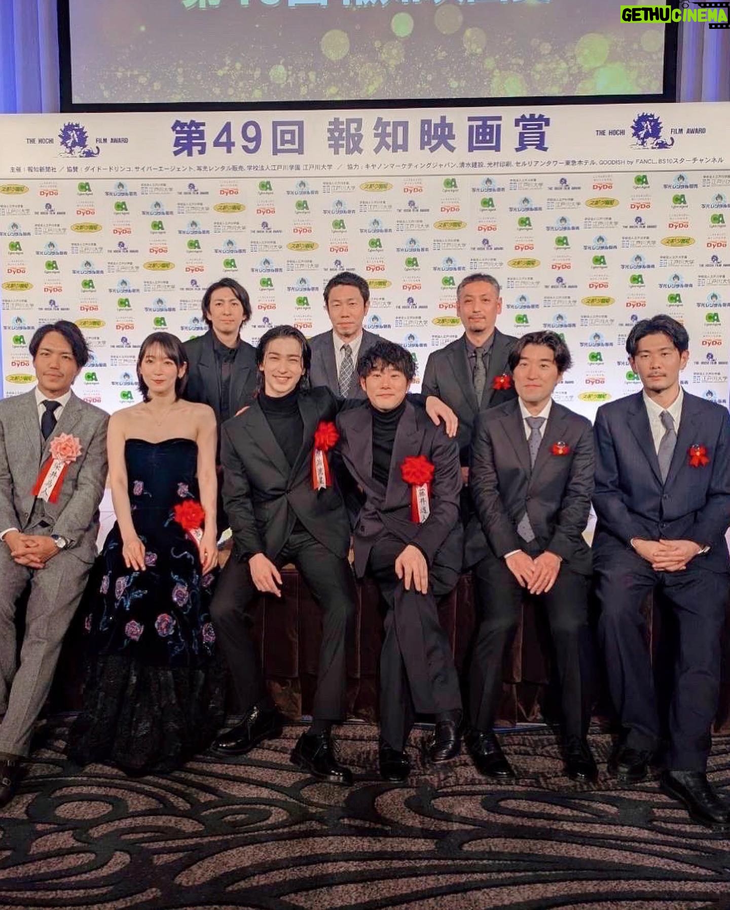 Riho Yoshioka - 177.2K Likes - 2024年もあと少し。
今年も沢山お世話になりました。
あたたかい応援の言葉、作品を見て下さった時間、
全部パワーになってこちらに届いています。
毎年思いますがやっぱり感謝しかありません。
ありがとうございます。
個人的な気持ちとしては、
年始から色々とあったこともあり
忘れたくない瞬間や手放しちゃいけない感覚みたいなものにピントがしっかりと合うような1年でした。
中でも正体チームと出会えた事は自分の人生においても大事な分岐点でこれからも立ち返りたい場所になるんだろうなと思いました。
冬から御上先生の撮影が始まってまた新しい風が吹いています!
2025年はより確かな歩みを見せていきたいなと思っています。ぜひついて来て下さい!
先ずは今年、皆様お疲れ様でした❤︎
良い新年を迎えられますように。
そしてメイクのぴーちゃん、宣伝等大変な現場でのフル稼働寄り添ってくれてありがとう❤︎ @nobusawahitoshi
吉岡里帆
#報知映画賞
dress @giorgioarmani
earcuff @tomokokodera_official
necklace @kashikeybrowndiamond