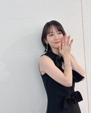 Riho Yoshioka Instagram - 🐈‍⬛💍❄️

@shotai_movie 
#映画　#正体

dress @numeroventuno
shoes @gianvitorossi
