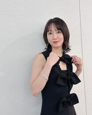 Riho Yoshioka Instagram - 🐈‍⬛💍❄️

@shotai_movie 
#映画　#正体

dress @numeroventuno
shoes @gianvitorossi