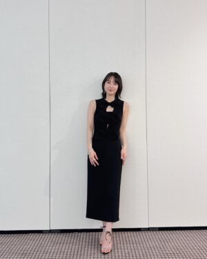Riho Yoshioka Instagram - 🐈‍⬛💍❄️

@shotai_movie 
#映画　#正体

dress @numeroventuno
shoes @gianvitorossi