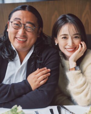 Rika Izumi Instagram - ロバート秋山竜次さんと一緒に撮影させていただきました！
秋山さんがご持参くださった素敵な衣装で撮影チームは終始爆笑の渦！私は次の日 頬が筋肉痛でした😂😂
紙面に動画を載せられないのが勿体無いほどの秋山さんワールド‼︎
秋山さん発・藤堂俊先輩との「エグゼクティブ派、1ヶ月コーディネート」
頼りになる藤堂先輩、次回は専属上司としての凱旋お待ちしています🤍
#oggi
