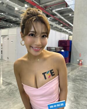 Rina Hashimoto Instagram - 🥹
遅くなったけど台湾での5日間のわたし〜
毎日めっちゃ楽しくて
写真いっぱいあった🥹❤️‍🔥

ご飯は美味しいし
コートなくても寒くないし
めっちゃ快適な毎日だったよん

最後はイベントおわりに
sherbetでMV撮影に向かう写真。

道が混みすぎてて車じゃ間に合わない！とのことで
初めて電車に乗ってみたんやけど

顔が疲れすぎてて、ひどい😚🩷

毎日ほんとによくがんばりました。
台湾のみんなまた会いましょう〜！

うぉーあいたいわんー🩷🫶