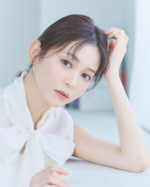 Rinka Kumada Instagram - カラコンブランド『アイクローゼット モイストUVワンデー』のイメージモデルを務めさせていただいています🪽🤍
裸眼のようにすごくナチュラルな発色と、
とっても使いやすい小さめのサイズです！
本当にわからないくらいナチュラルで、透明感がすごくでます✨
今日アップした写真は、クリームコフレを着用してるよ☁️
アイクローゼットはホテラバさんでＧＥＴできるので、
ぜひチェックしてみてくださいね☺️
#カラコン #カラコン着画 #ホテラバ #アイクローゼット #eyecloset #バレないカラコン#PR