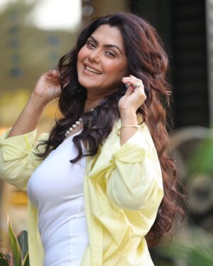 Rinku Ghosh Instagram - Simple and confident …

Photography: @modelstudio_mumbai / Jayesh Vartak 
Styling : @akansha.27 
Jewellery: @rimayu07 
Makeup: @mdismailshaikh72 
Hair : @makeupartist.vandana 

#picoftheday #viral #trending