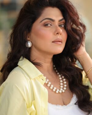 Rinku Ghosh Instagram - Simple and confident …

Photography: @modelstudio_mumbai / Jayesh Vartak 
Styling : @akansha.27 
Jewellery: @rimayu07 
Makeup: @mdismailshaikh72 
Hair : @makeupartist.vandana 

#picoftheday #viral #trending