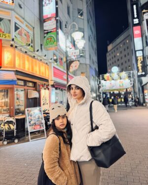 Ririn Ekawati Instagram - Captured Vibes! 

2 cewe yang jagain Papa @ibnujamilo 😆
galak’an siapa kira kira, Bu Yaya atau Mamah Ririn? 

today outfit @uniqloindonesia