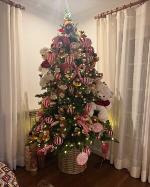 Rita Pereira Instagram - É para postar foto pirosa de Natal 2024 em família ao lado da árvore?! Entregue! 😂🎄

#natal2024 #family #christmas #love #present