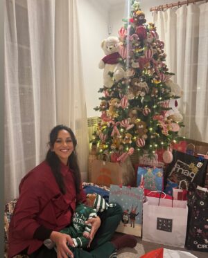 Rita Pereira Instagram - É para postar foto pirosa de Natal 2024 em família ao lado da árvore?! Entregue! 😂🎄

#natal2024 #family #christmas #love #present