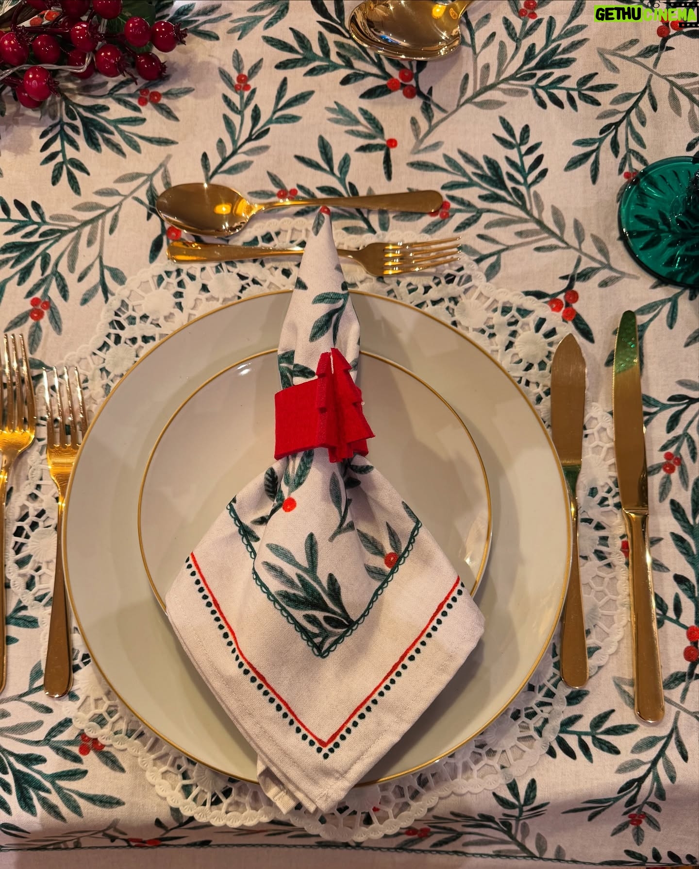 Rita Pereira - 78.5K Likes - É para postar foto pirosa de Natal 2024 em família ao lado da árvore?! Entregue! 😂🎄
#natal2024 #family #christmas #love #present