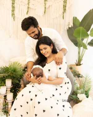 Rithika Tamil Selvi Instagram - 🧿

PC @littleshotsbyhema 

#familygoals #tamilrithika❣️ #rithikatamil