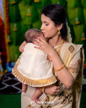 Rithika Tamil Selvi Instagram - எங்கள் மகள் நிலா 🌙🧿

@vinun43 

PC @ashokarsh 
Customised baby outfit & blouse @vika.label 

#namingceremony #noolukettu #noolukettu_ceremony #family #familygoals #newmom #newparents