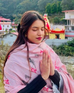 Riya Upreti Instagram - Favourite Place🤍 Kaichi Dham🌸

#kaichidham #neemkarolibaba #hanumanji