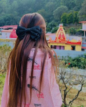 Riya Upreti Instagram - Favourite Place🤍 Kaichi Dham🌸

#kaichidham #neemkarolibaba #hanumanji