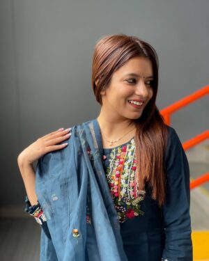 Riya Upreti Instagram - Imagine she starts a business & it’s going kinda slow but then…

Boom 💥 

It turns into a multi-billion dollar company. 

She is you.

Feel this, claim this, Believe in yourself ❤️