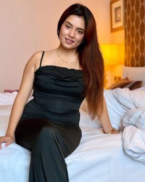 Riya Upreti Instagram - Unstoppable, Unapologetic & on a Mission🖤

#womeninbusiness
