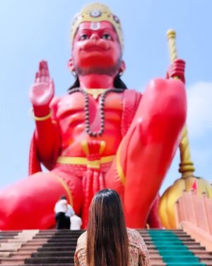 Riya Upreti Instagram - Birthday priorities > Woke up > did a podcast with our Pookie Maharaj @aniruddhacharyajimaharaj > Visited Hanuman temple❤️
