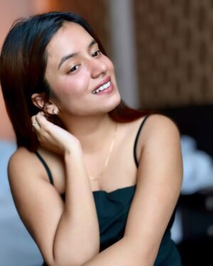 Riya Upreti Instagram - Unstoppable, Unapologetic & on a Mission🖤

#womeninbusiness