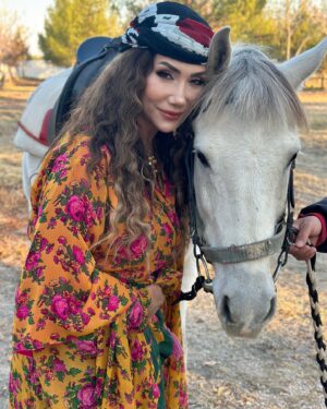 Rojin Instagram - Sevgili @rojinofficial yeni çıkacak olan klip çekimlerine eşlik ettik. Çok güzel bir hazırlık oldu. Sizi hazırlamak bizim için büyük bir keyifti❣️
Kıyafetler: @h_l_designs 

#hairstlyist #cilêkurdî #hewler #duhok #makeupartist #makeuplooks #hairmakeup #hairtransformation #erbil