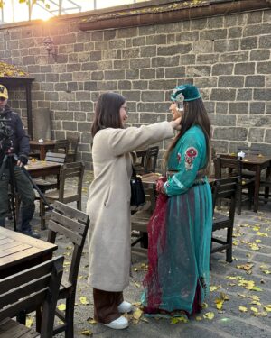 Rojin Instagram - Sevgili @rojinofficial yeni çıkacak olan klip çekimlerine eşlik ettik. Çok güzel bir hazırlık oldu. Sizi hazırlamak bizim için büyük bir keyifti❣️
Kıyafetler: @h_l_designs 

#hairstlyist #cilêkurdî #hewler #duhok #makeupartist #makeuplooks #hairmakeup #hairtransformation #erbil