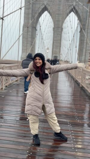 Roopal Tyagi Instagram - हर पल यहाँ जी भर जियो
जो है समां, कल हो ना हो। 🗽🇺🇸❤️

#kalhonaaho #newyork #brooklynbridge #srk