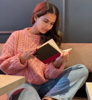 Roopi Gill Instagram - Sweaters, French Toast and Good Days 🍞🤍🌈