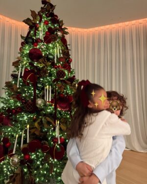 Rosanna Zanetti Instagram - Un poco de nuestra Navidad 🎄♥️
Voy un poco tarde con esta publicación pero estábamos enfocados en desconectar y disfrutar tiempo en familia, en definitiva días mágicos ✨
Espero que estén teniendo unas felices fiestas !