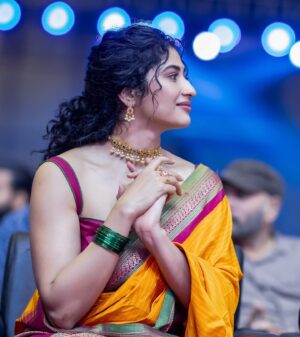 Roshni Prakash Instagram - Wrapped in love and reliving the magic of #Vanangaan audio launch in mom's treasured engagement saree, gifted by papa. This saree holds a special story, and a piece of my heart. 🤍✨

Makeup & Hair : @jamunadevraj 
Jewellery : @zahana.in 
Photography : @arunprasath_photography