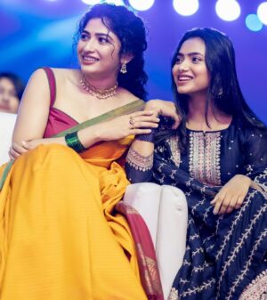 Roshni Prakash Instagram - Wrapped in love and reliving the magic of #Vanangaan audio launch in mom's treasured engagement saree, gifted by papa. This saree holds a special story, and a piece of my heart. 🤍✨

Makeup & Hair : @jamunadevraj 
Jewellery : @zahana.in 
Photography : @arunprasath_photography