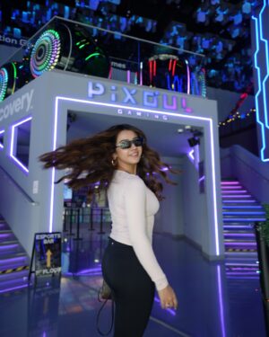 Roshni Walia Instagram - Player 2, where are you ? 💞
.
.
.
@pixoulgaming @visitabudhabi